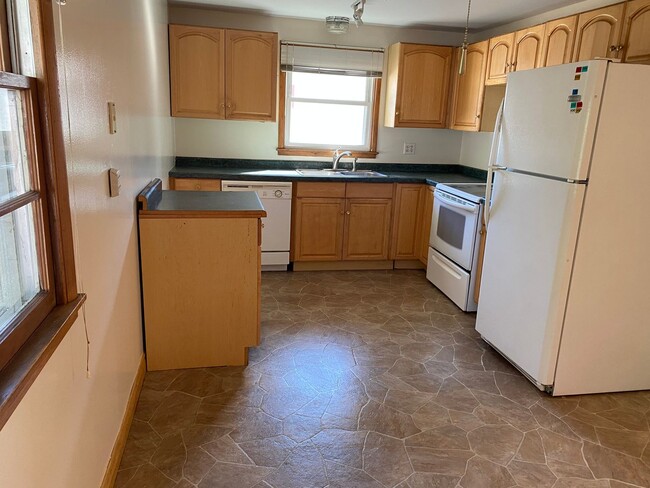 Foto del edificio - Charming 4-Bedroom Home in Fridley — Great...