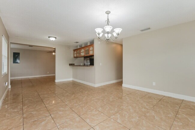 Foto del edificio - 6624 N Cameron Ave