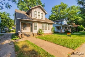 Building Photo - 326 N 16th St Building Photo - 326 N 16th St