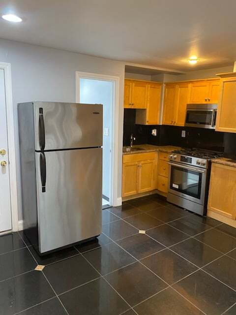 Kitchen - 17 Cleveland Ave