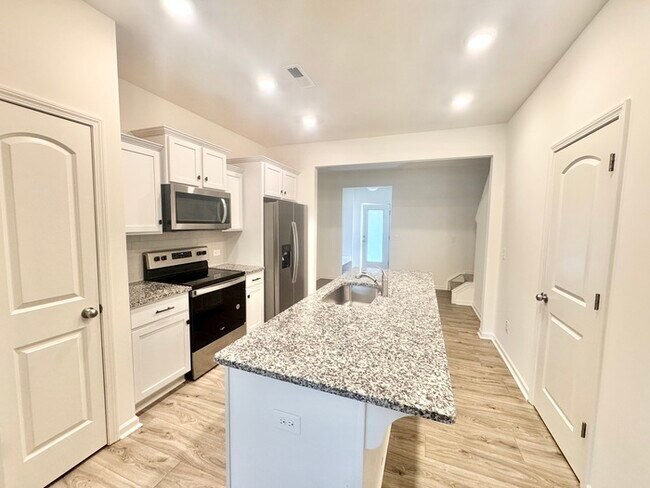 Building Photo - Cover front porch, two bedroom 2 1/2 bath ...