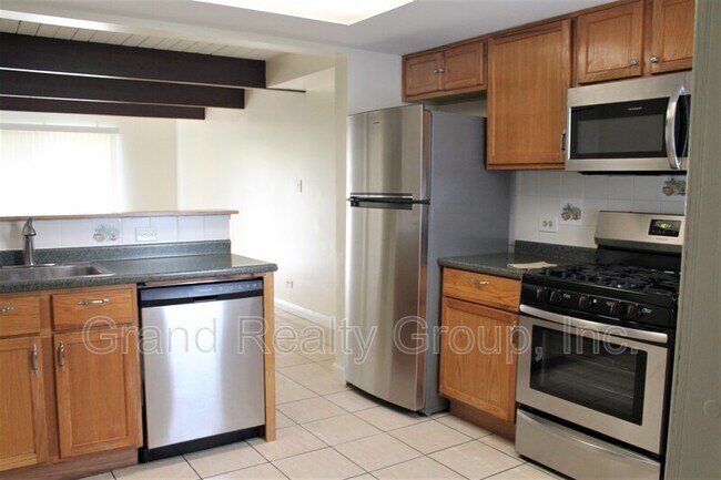 Building Photo - 440 Meadow Green Ln