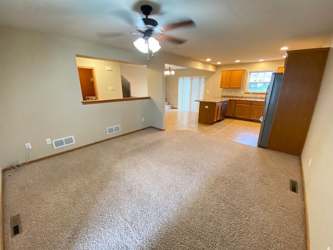 Foto del edificio - Four bed/2.5 bath townhome for August 2026!