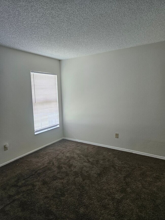 Building Photo - 3 Bedroom 2 Bath 2 Car Garage Deltona