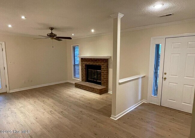 Building Photo - 904 Persimmon Pl