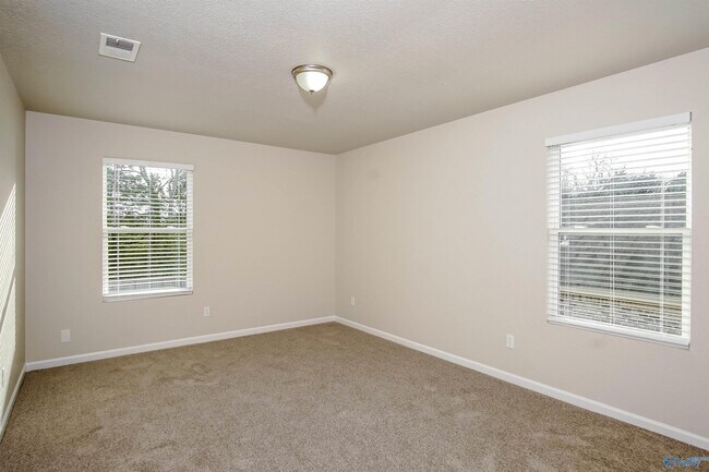 Building Photo - 202 Valleyside Dr NE