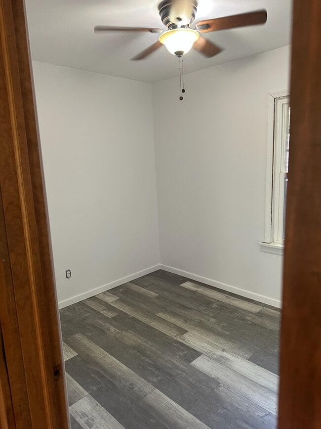 Building Photo - 1204 N Hickory Terrace