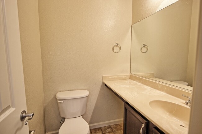 Building Photo - Updated Condo in North Reno