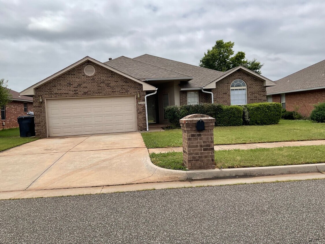 Primary Photo - 4 bed, 2 bath, brick, gas stove, dishwashe...