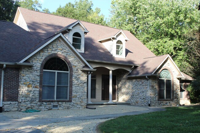 Foto del edificio - Price Reduced! Stunning Custom 4 Bedroom H...