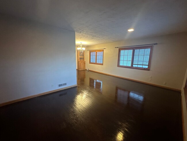 Foto del edificio - 3 bedroom, 3 bathroom home! UGS, Pet Frien...