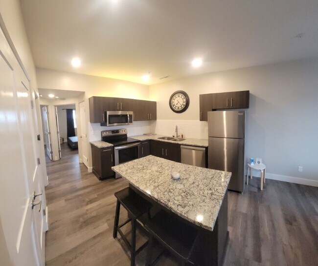 Building Photo - Partially furnished 2 Bed, 1 bath CONDO @ ...