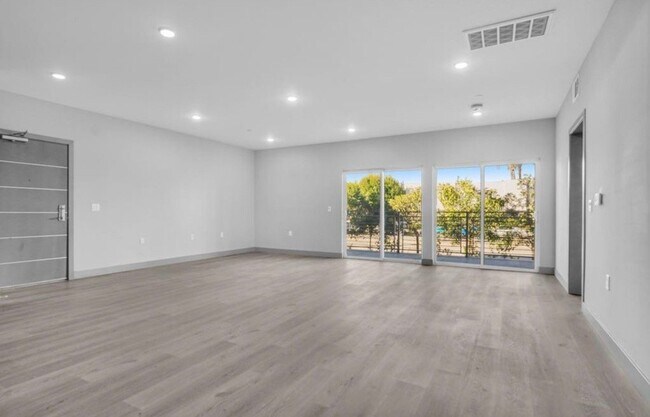 Building Photo - 7040 Woodman Ave