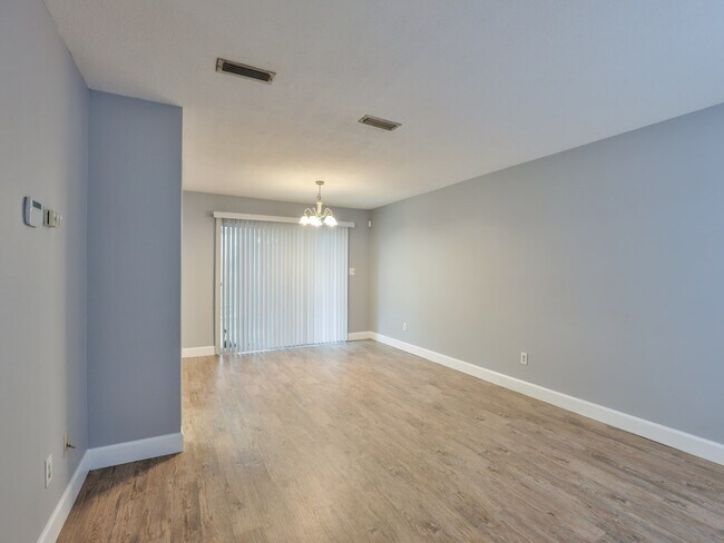 Building Photo - 413 E 7th Ave