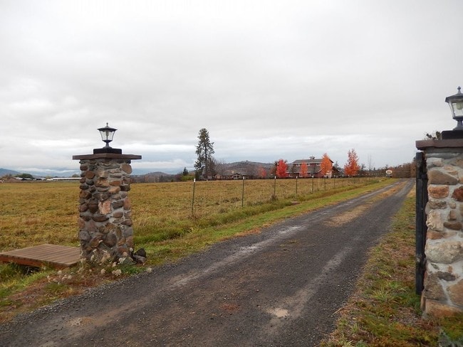 Building Photo - Lovely Rural Setting