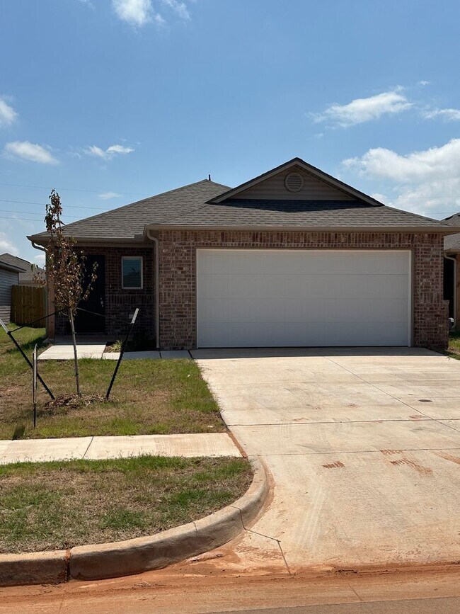 Building Photo - *St Patrick's Day Deal!* NEW Three Bedroom...