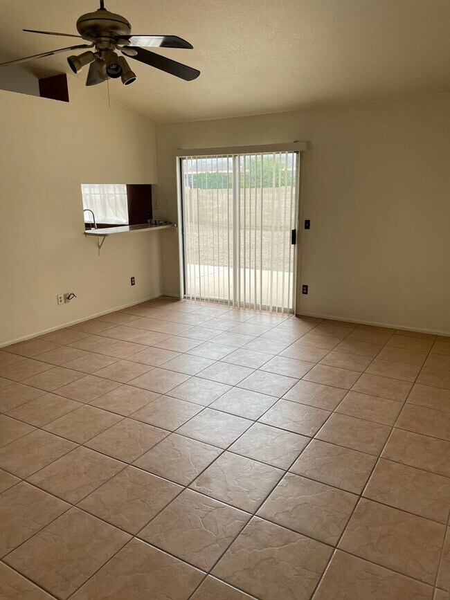 Building Photo - Charming 3 bed 2 bath single level home wi...