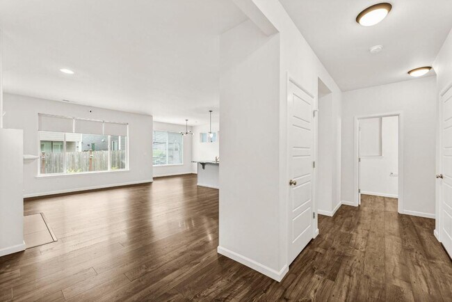 Foto del edificio - Spacious 4-Bedroom Home with Quartz Counters, Fully Fenced Yard & 2-Car Garage in Yelm!