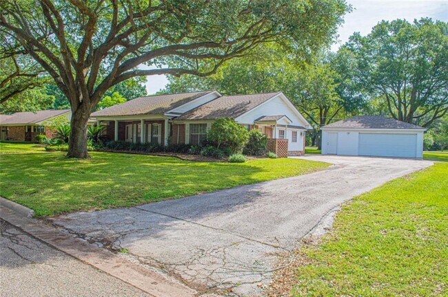 Foto del edificio - 2615 Cypress Ln