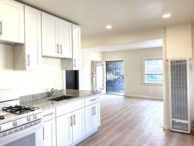 Foto del edificio - 5 Bed/2 Full Baths W/Washer&Dryer Hook Ups!