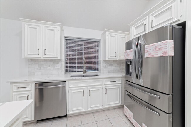 Building Photo - 3323 Shadowfern Dr