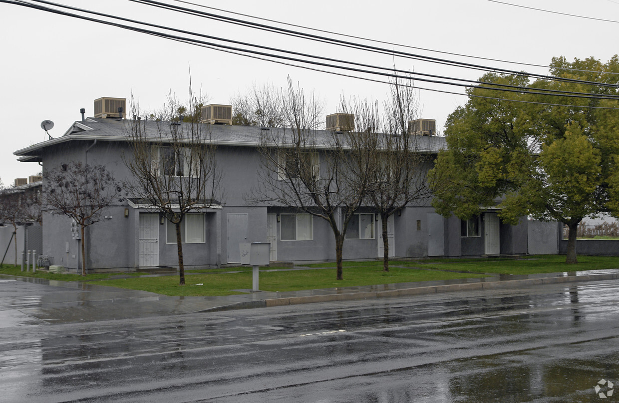 Building Photo - 1001 E Yosemite Ave