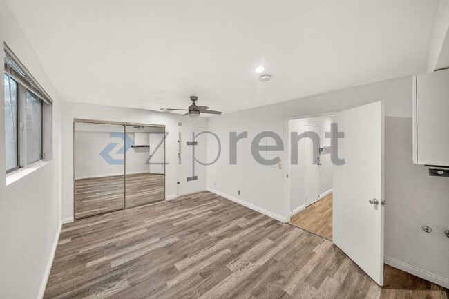 Building Photo - 10215 Variel Ave