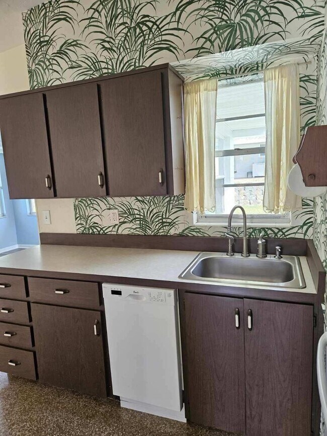 Building Photo - 3 bedroom 2 bath Single family home locate...