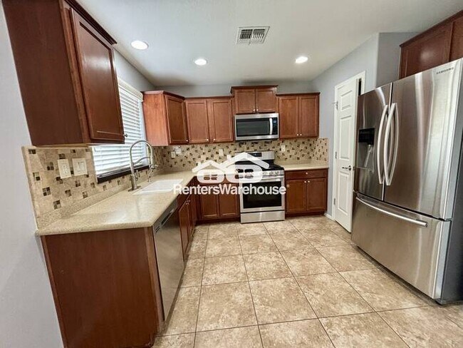 Foto del edificio - Beautiful two-story home in the fantastic North Phoenix Fireside at Norterra is ready to move-in.