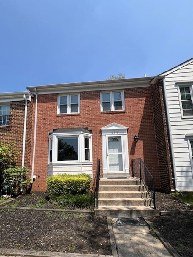 Building Photo - RENOVATED 3 BEDROOM TOWNHOUSE IN QUAIL VALLEY