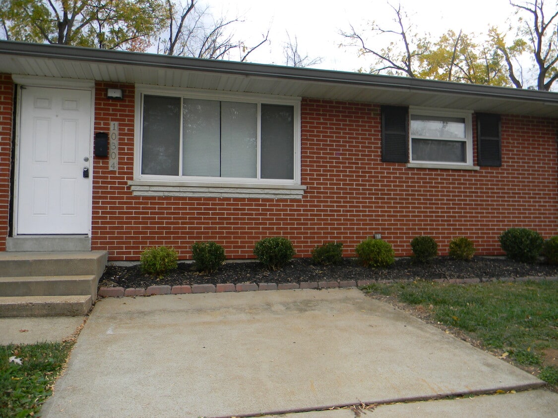 Front entance - 10304 Jeffleigh Ln