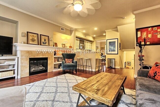 Building Photo - 2 Bed, 2 Bath Townhouse Near Forest Height...