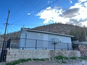 Building Photo - 216 Hutchison St