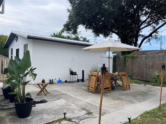 Foto del edificio - 2406 E Clark St