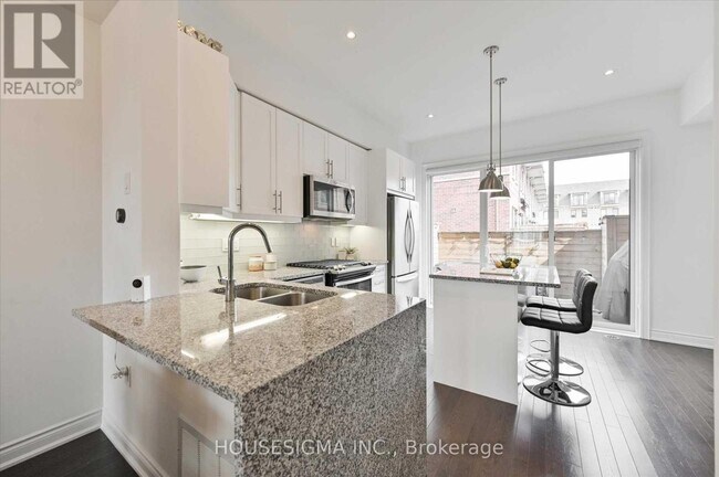 Building Photo - 2165 Lillykin St