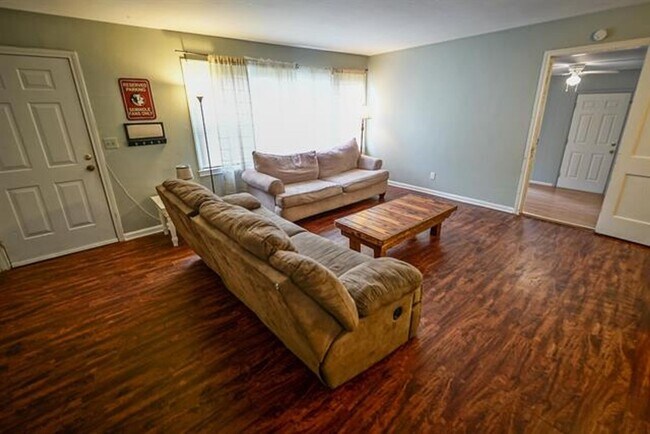 Foto del edificio - 4 bed 2 bath house,walk to the Stadium!! Available August 2026!