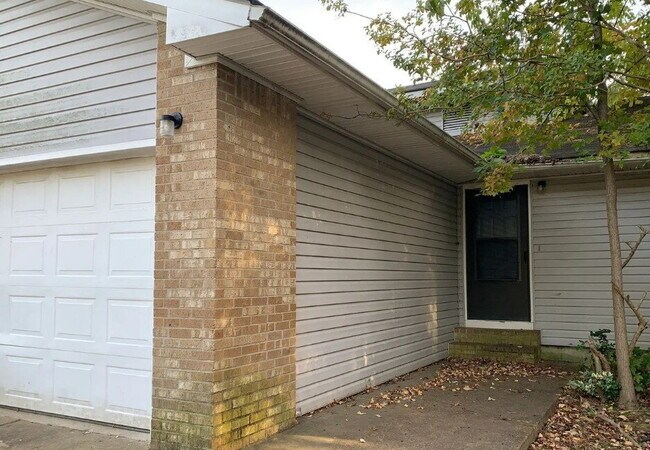 Foto del edificio - "Charming 3-Bedroom Retreat with Fireplace in Prime Jonesboro Location!"