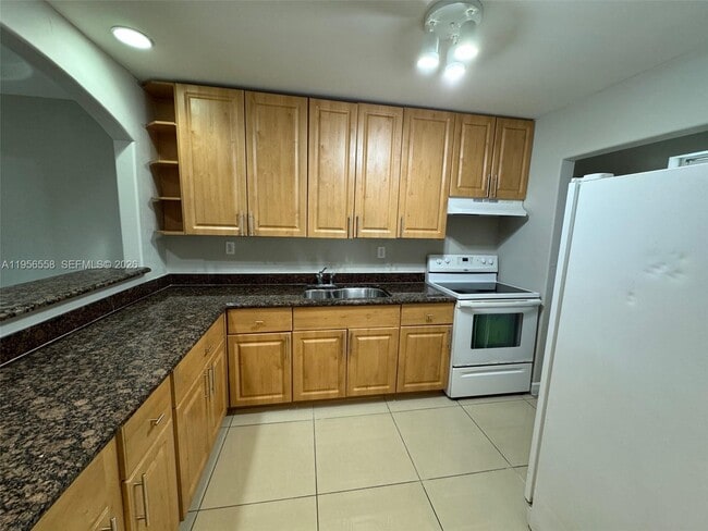 Foto del edificio - 8060 Fairview Dr