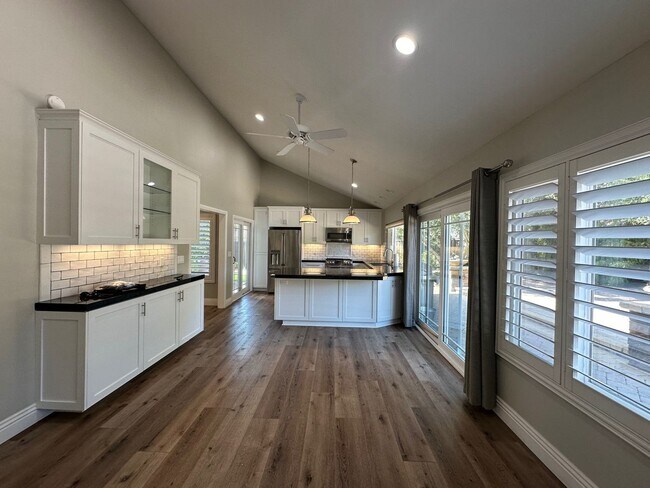 Foto del edificio - Stunning 4+2 Pool Home Home In Westlake Hi...