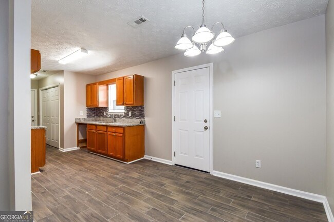 Foto del edificio - 8043 Trinity Park Dr