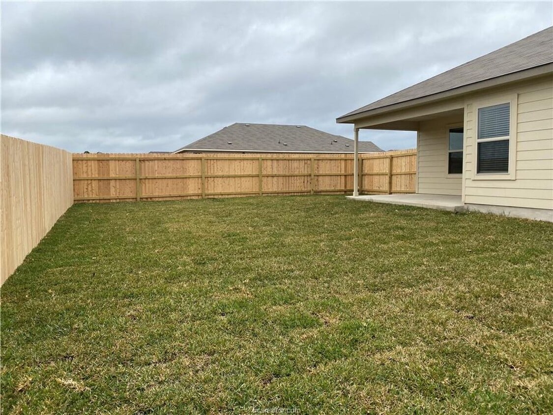 Building Photo - 3 Bedrom 2 bath with a 2 car garage