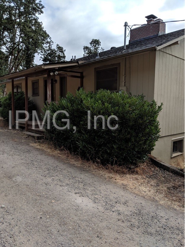 Building Photo - Country Living, Minutes from Salem!