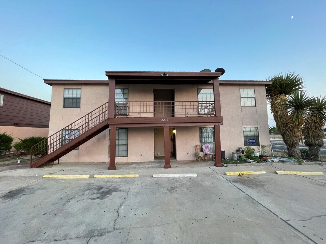 Primary Photo - 2210 Sambrano Ave