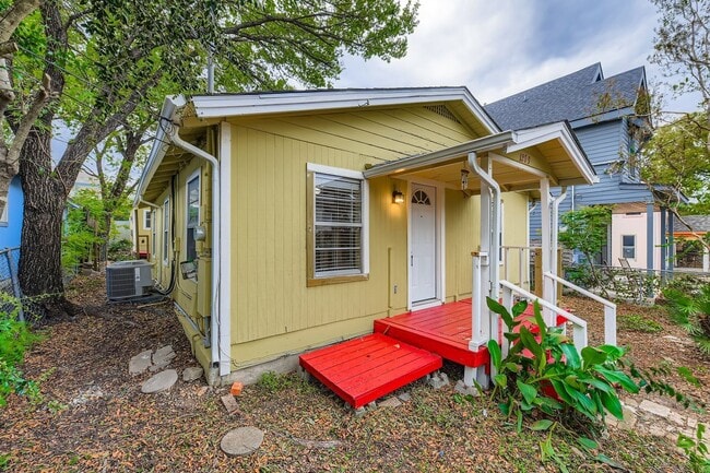 Building Photo - 1209 E 9th St