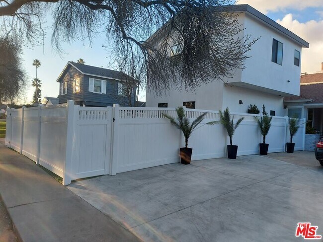 Building Photo - 17843 Tarzana St