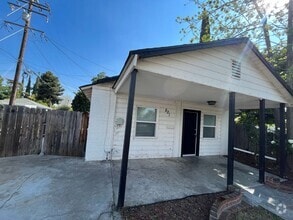 Building Photo - 821 W Houston Ave