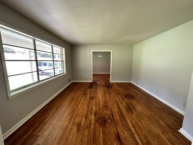 Building Photo - 1004 Riverbend Dr