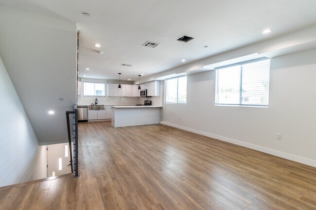 Foto del edificio - 2218 Carmona Ave