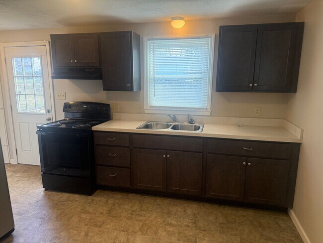 Foto del edificio - 3-4 Bedroom 1 Bath cape with garage in Liverpool Schools