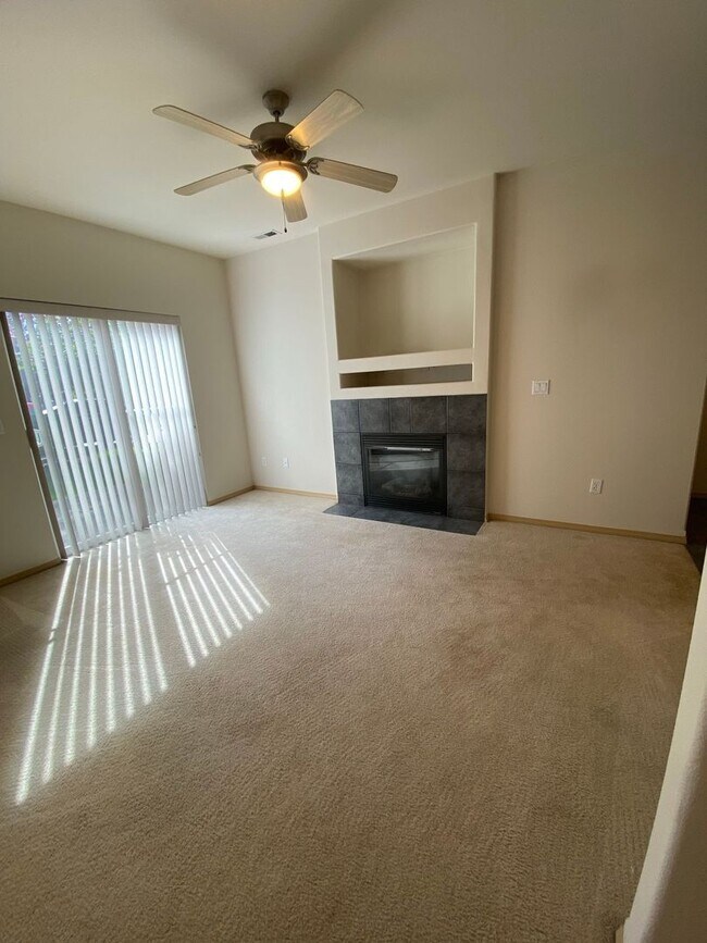 Foto del edificio - No Mower Needed! Great Townhome In A Beautifully HOA Maintained Community